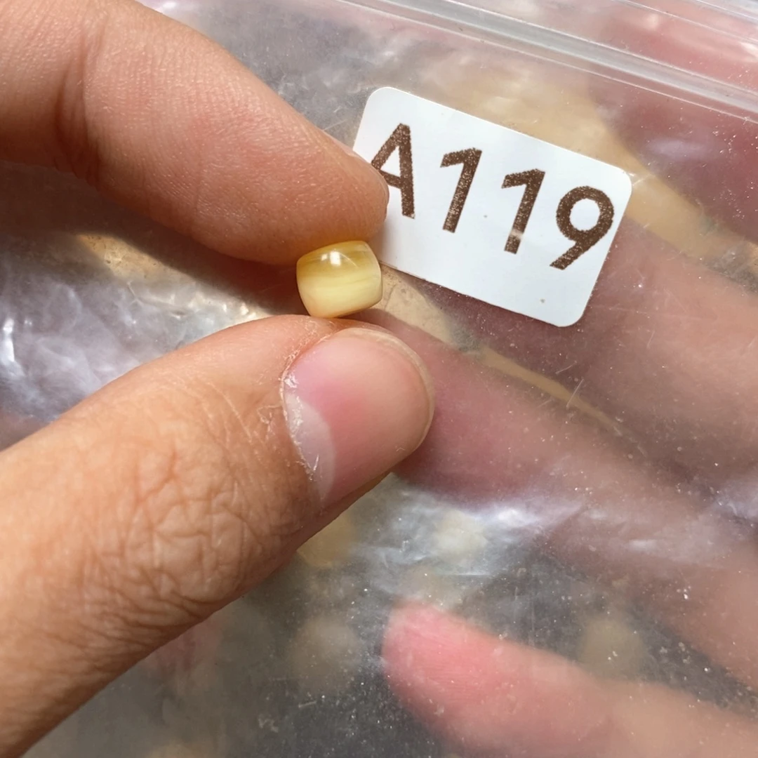 载***归蜜蜡未镶嵌裸石1.5孔道