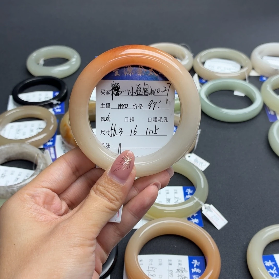 糯***包石英质玉未镶嵌手镯