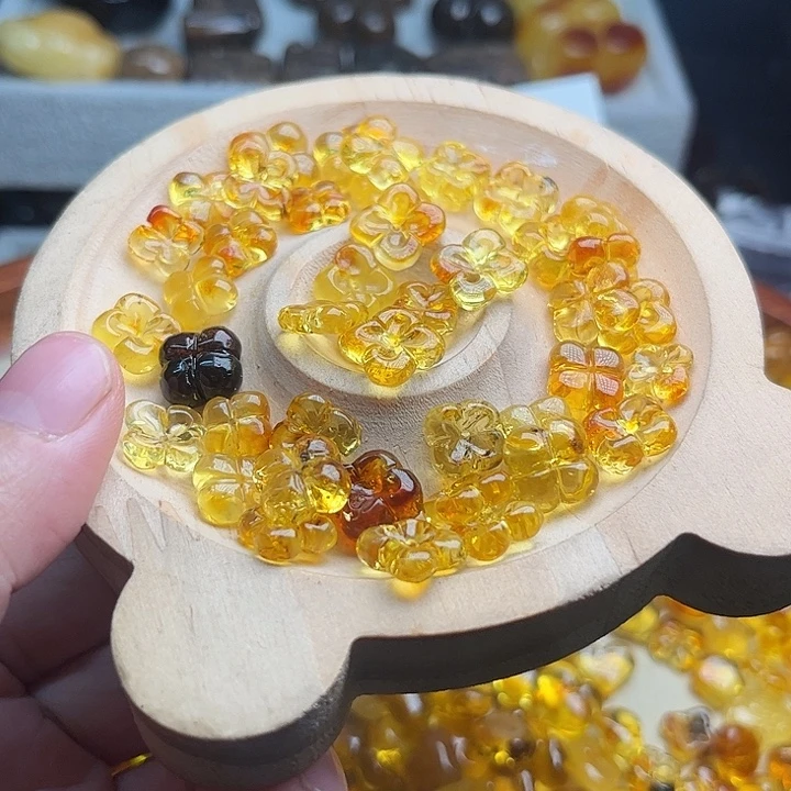 琥珀未镶嵌颈饰俄料花