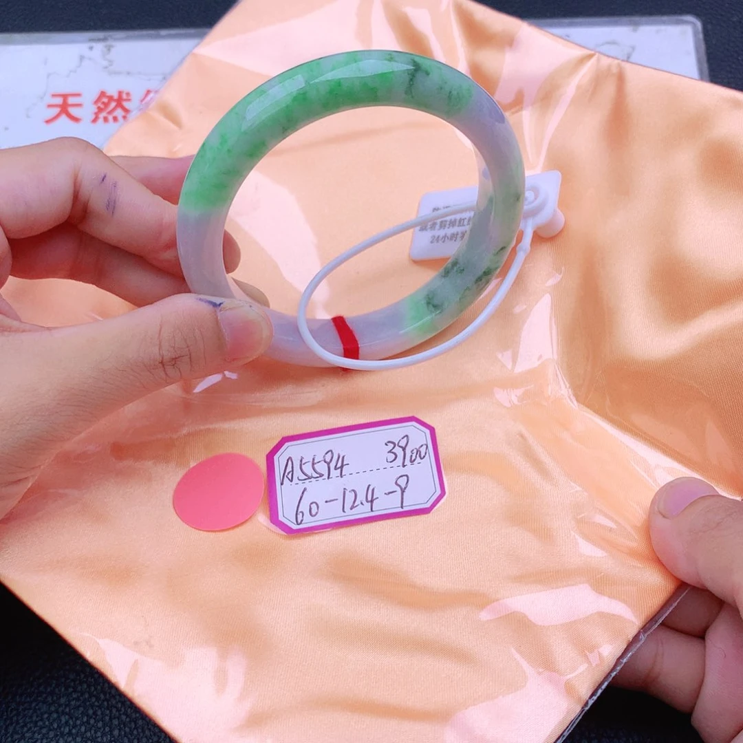 翡翠手镯未镶嵌我