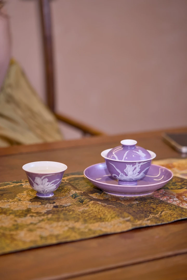 初蓝舍 新品景德镇手工堆白雕刻烟霞紫釉 鸢尾花合集