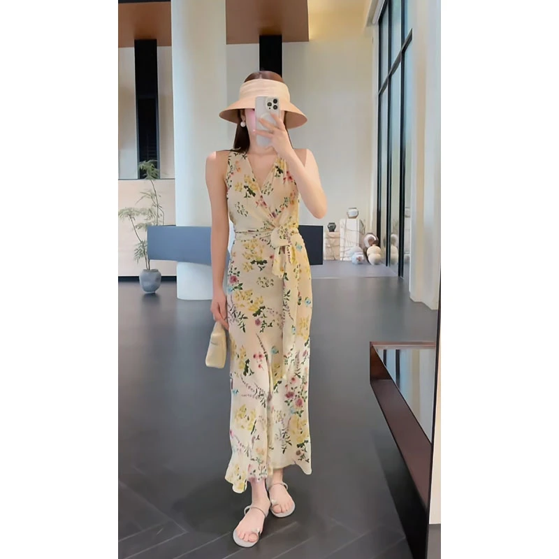 法式V领无袖碎花连衣裙女夏2026系带收腰裙子时尚减龄气质a字长裙