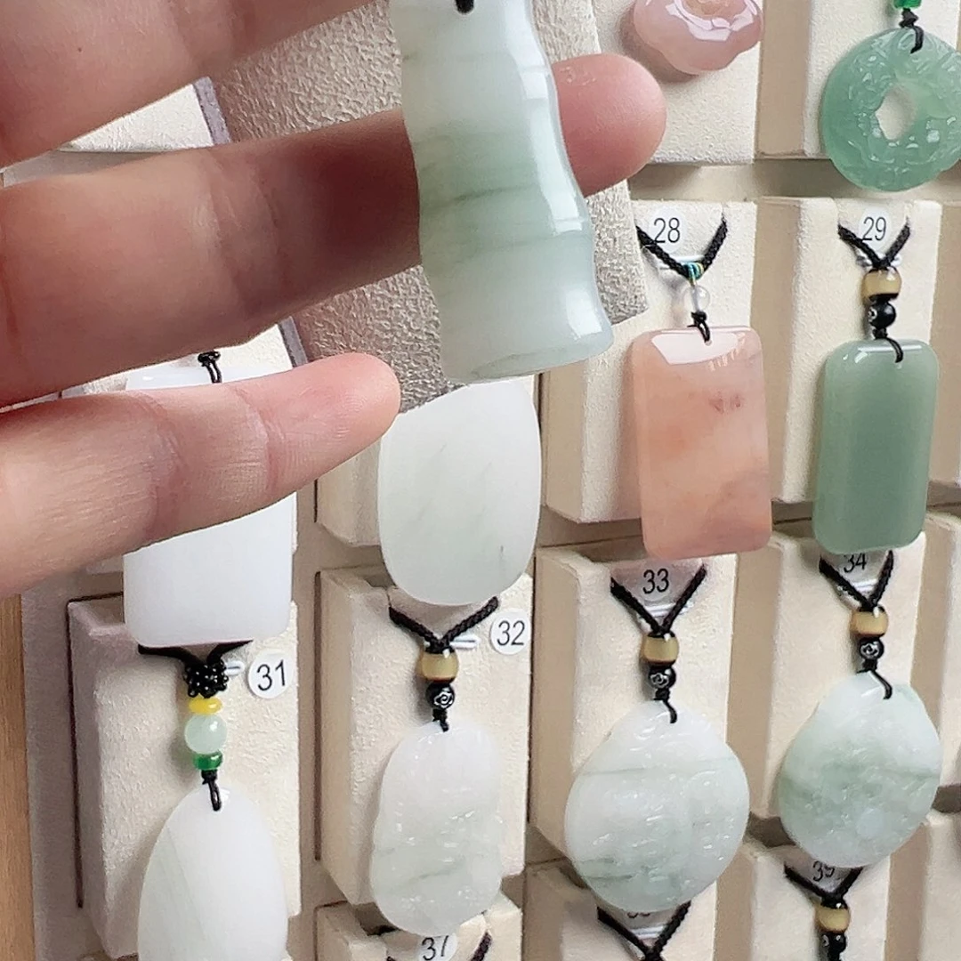 石英质玉（金丝玉）未镶嵌颈饰