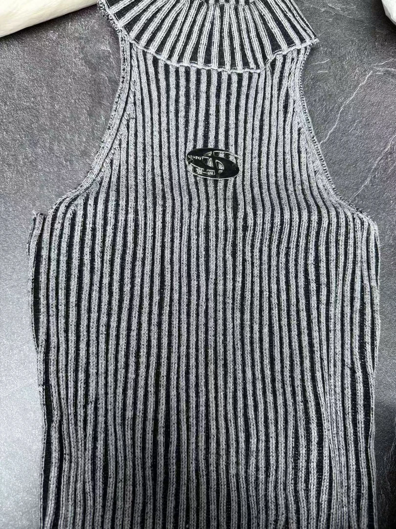 D16-3两色“焦点”毛背心上衣