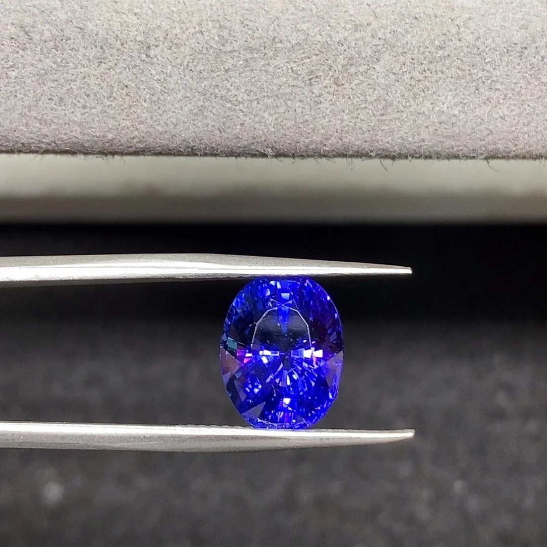 4.98克拉天然全净满火彩坦桑石坦桑石未镶嵌