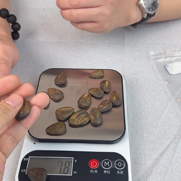 沉香沉香碎屑挂坠