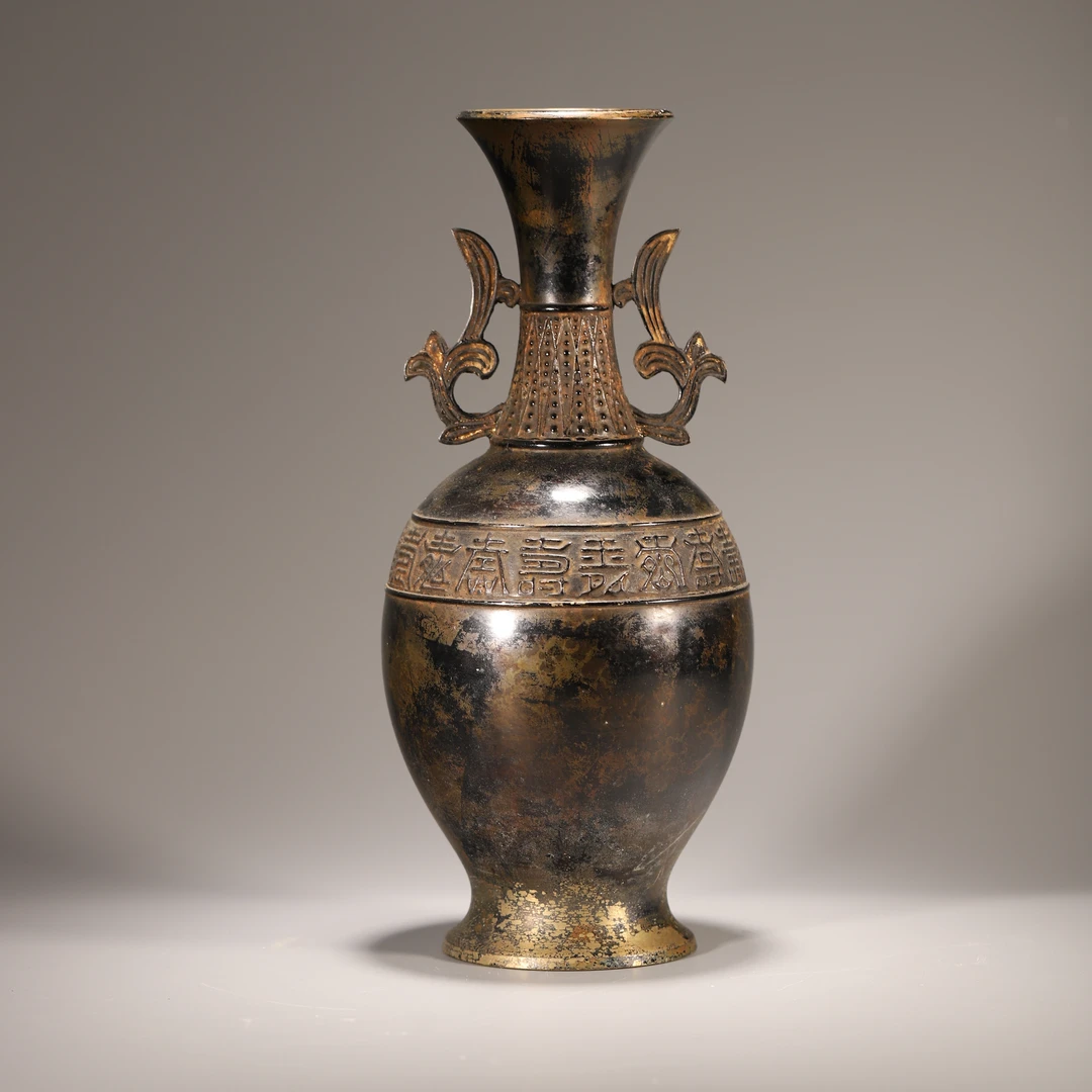 Lot18清代 铜制寿字大花瓶