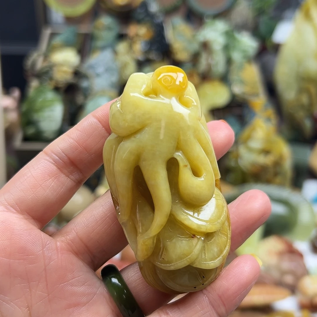 岫玉未镶嵌颈饰花玉章鱼手玩