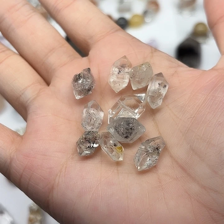 水晶颈饰未镶嵌10颗闪灵钻（已打手串孔）