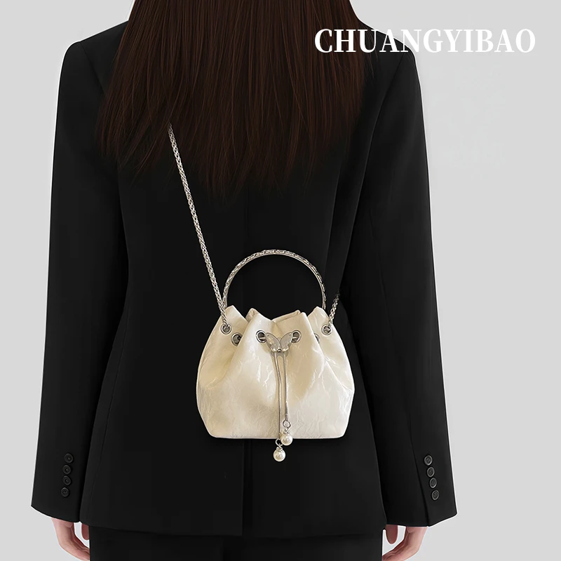 秋冬新中式水桶包女式2025新款极简风高级感超火精致百搭斜挎小包