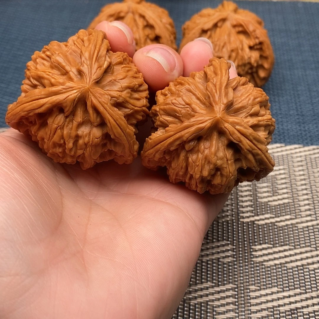 一***气吊坠文玩核桃三棱