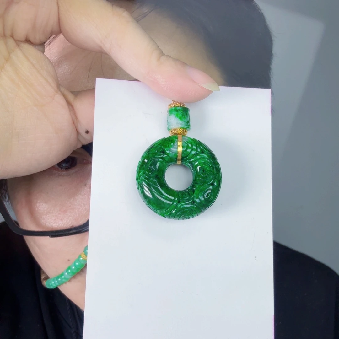 翡翠18K金镶嵌颈饰一件