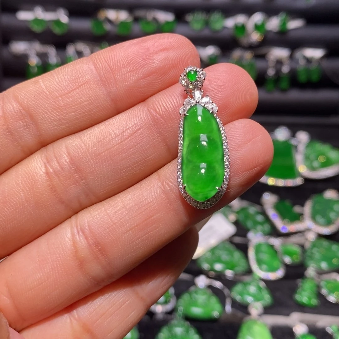 翡翠18K金镶嵌颈饰福豆吊坠