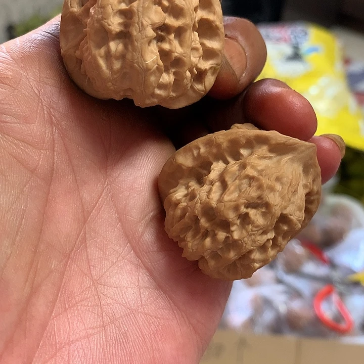 長***路文玩核桃吊坠梨木台40➕