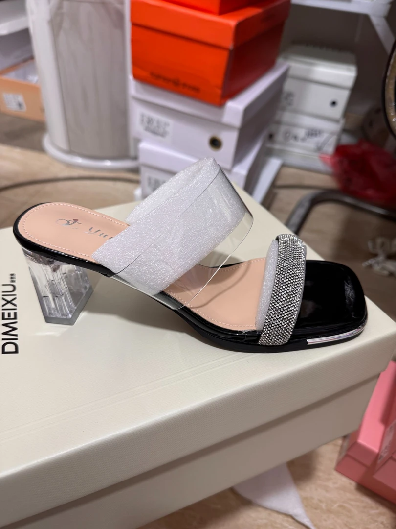 透明水钻拖鞋女夏外穿2025年新款法式粗跟一字带水晶气质高跟凉鞋