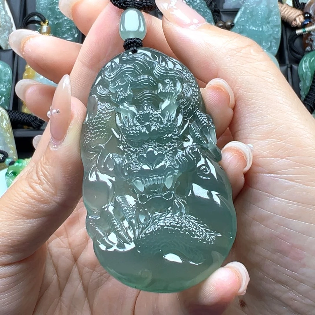 翡翠未镶嵌颈饰龙