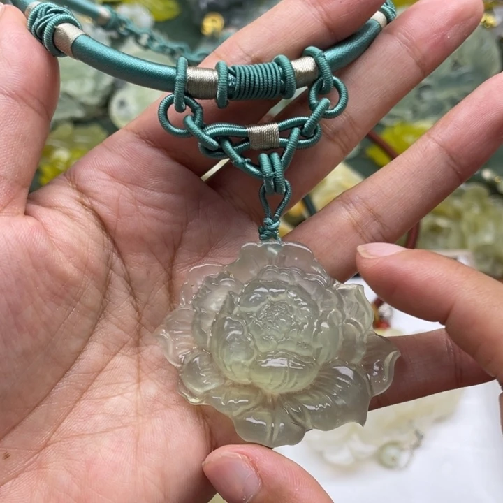 于***人未镶嵌蛇纹石玉项链
