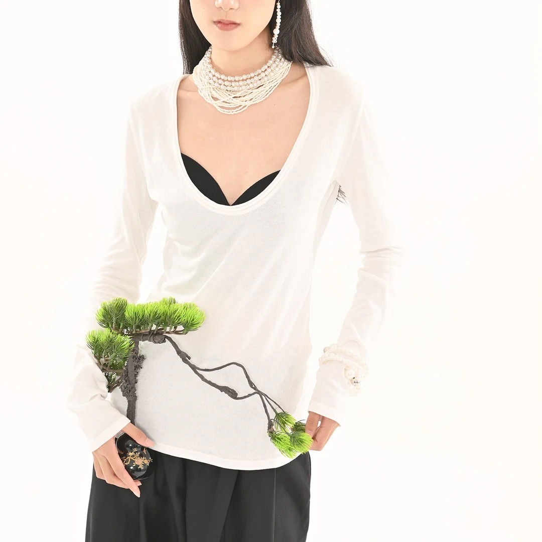 CN熵霓白色毛边深U领修身显瘦辣妹慵懒性感百搭纯欲针织正肩上衣