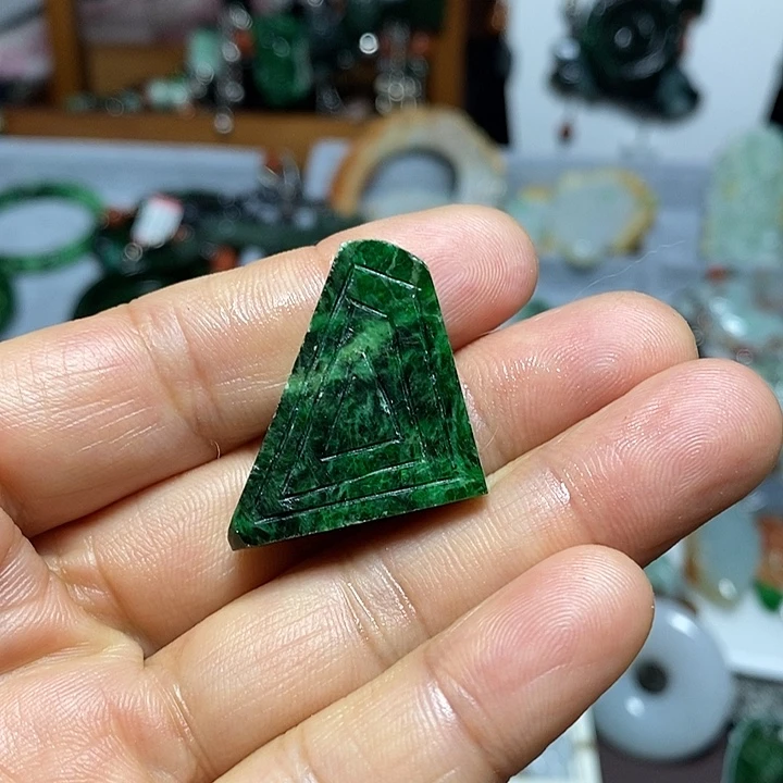 翡翠未镶嵌吊坠(赠链)