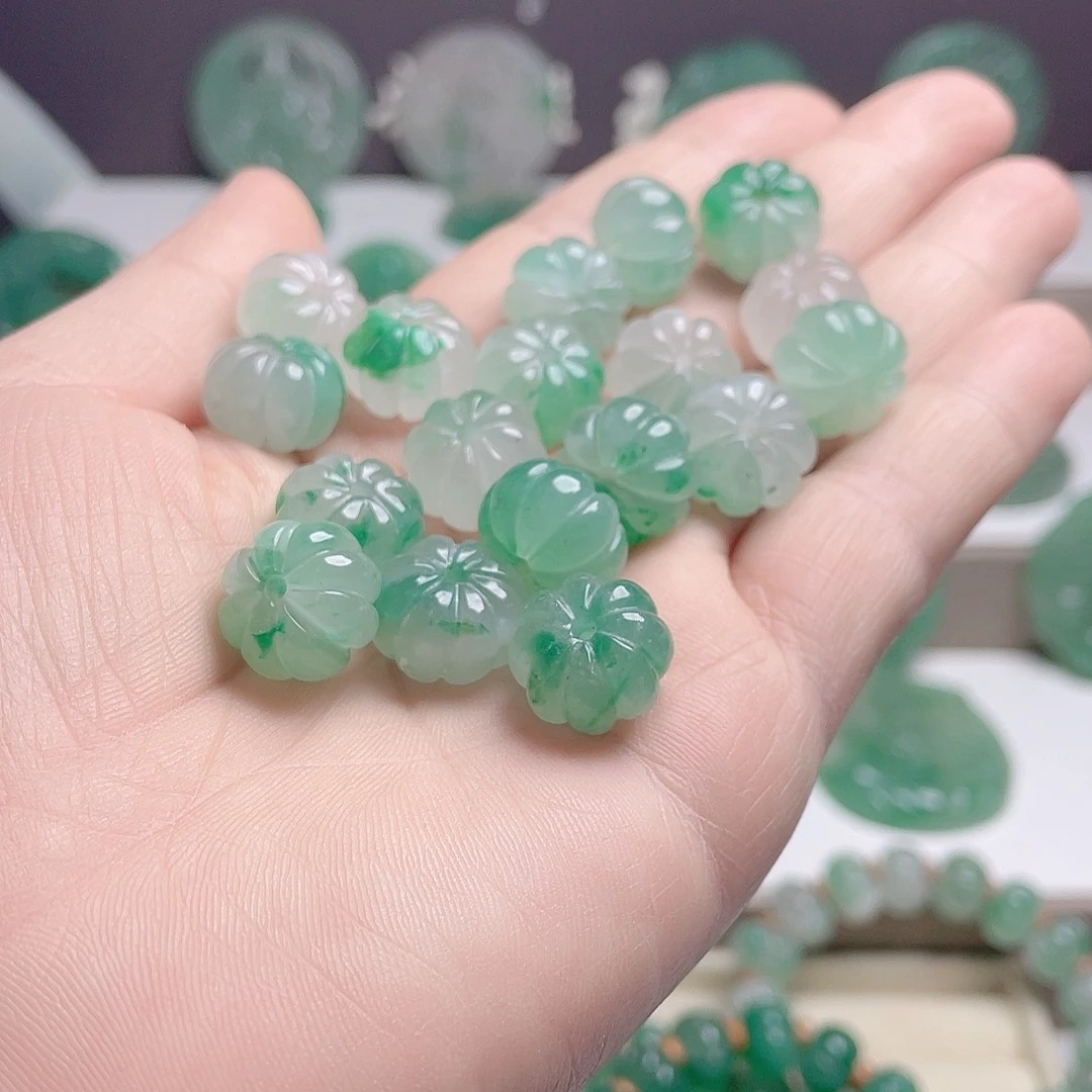 大***头石英质玉未镶嵌颈饰