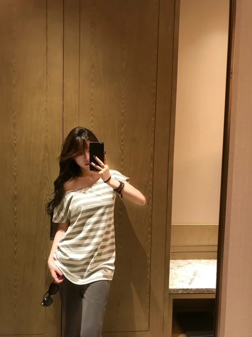 尹千金J【淡感素人美女】yc大领口小飞袖设计显瘦条纹短袖Q257187