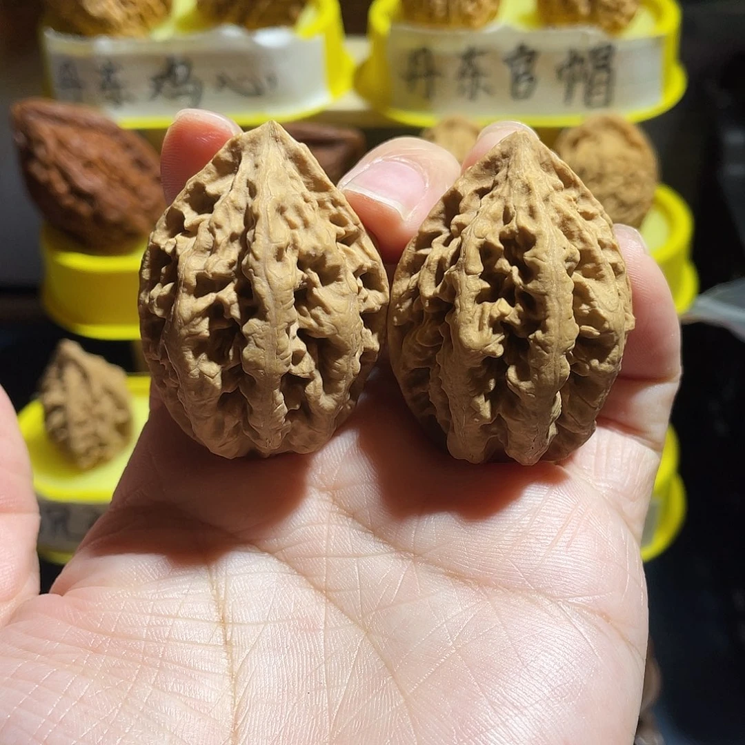 文玩核桃吊坠滚龙纹