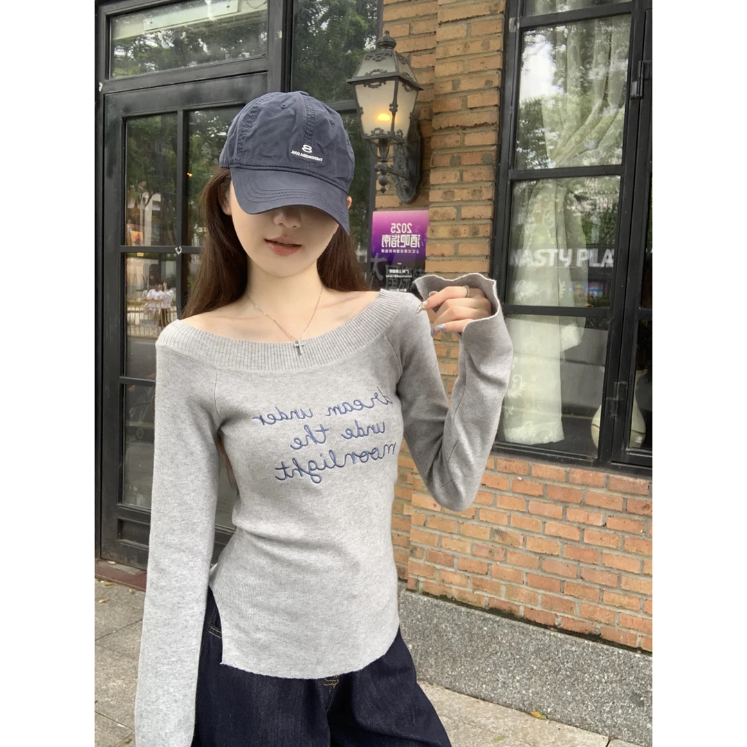 韩系字母斜肩针织长袖t恤女冬季设计感小众开叉雅丹风撞色针织衫