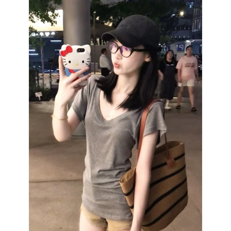 韩系慵懒感灰色收腰V领短袖T恤女夏季辣妹修身显瘦纯欲风正肩上衣