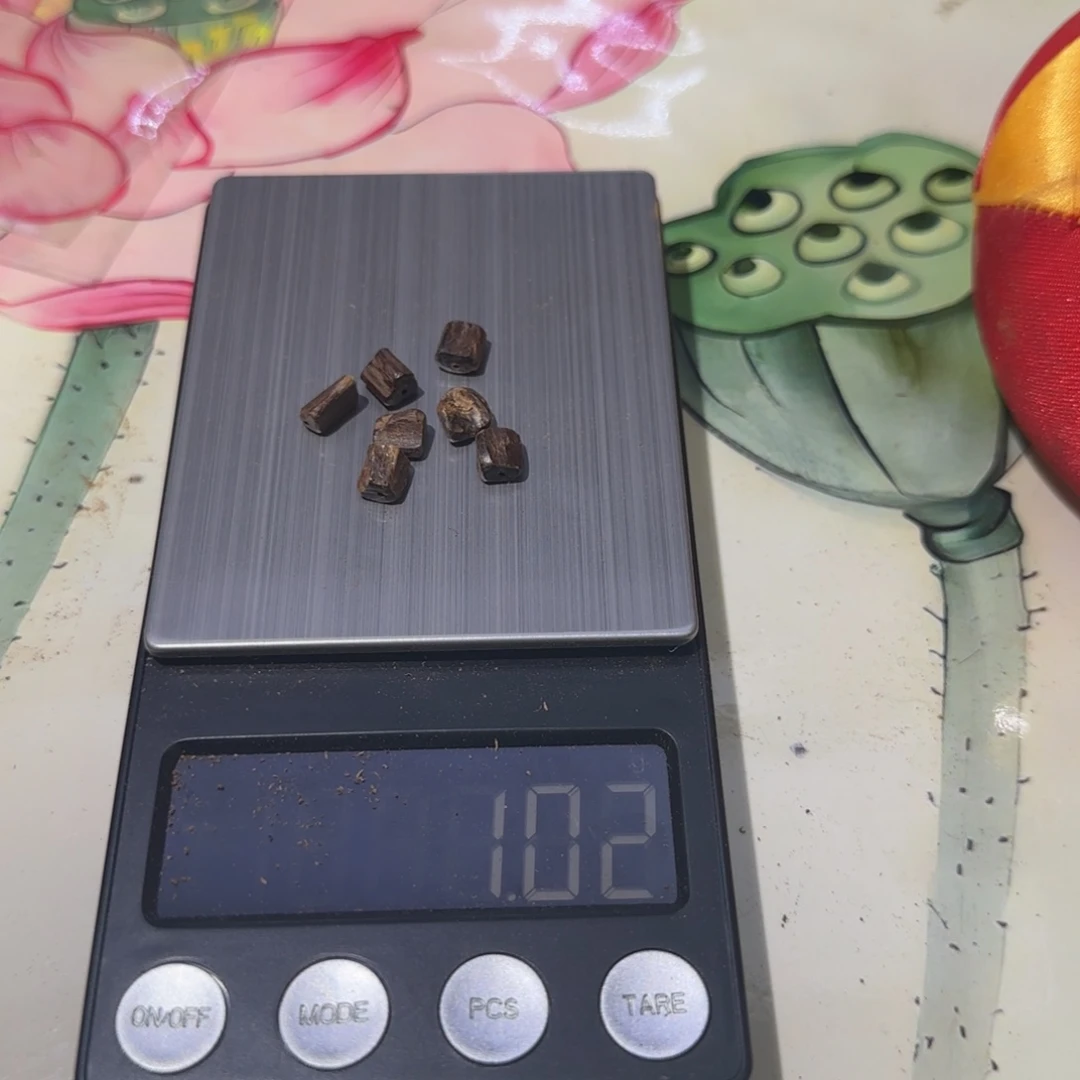 【闪购商品】沉香碎屑沉香星*1.02克富森红土沉水伽罗孤品