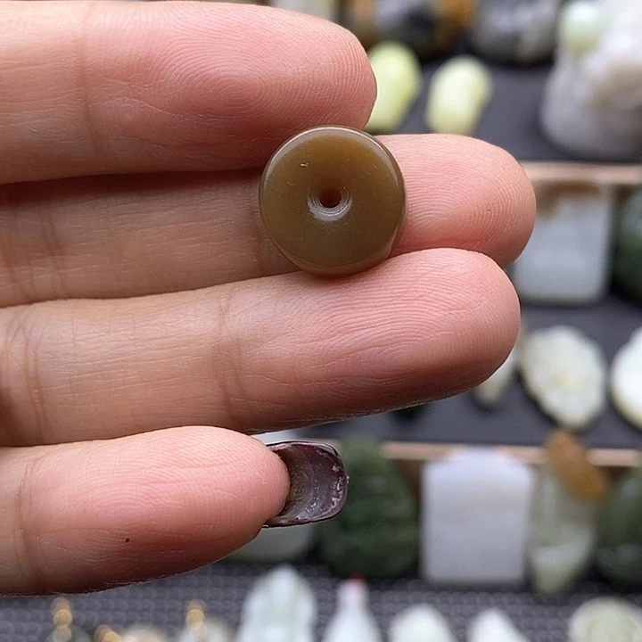 颈饰未镶嵌和田玉（糖玉）