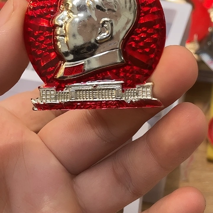 世***人像章一一一一高贵轻扬四海