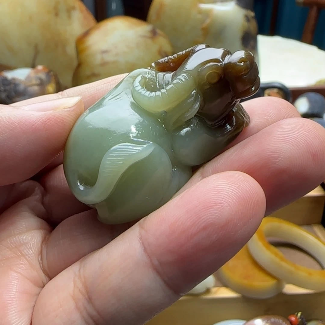 赵****和田玉未镶嵌颈饰