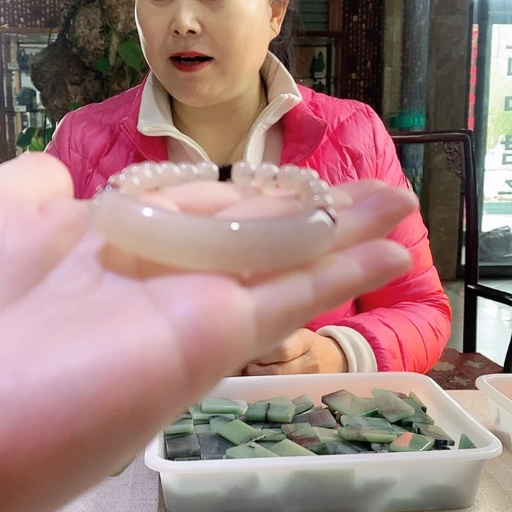 密玉（石英质玉）颈饰未镶嵌