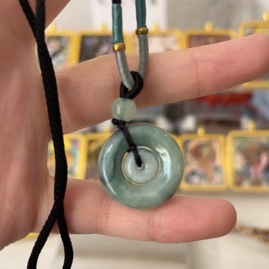 翡翠未镶嵌颈饰矿坑