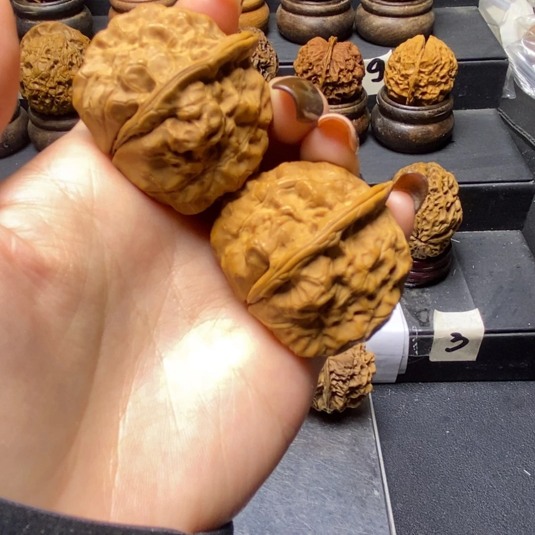 文玩核桃吊坠盘龙金蟾。