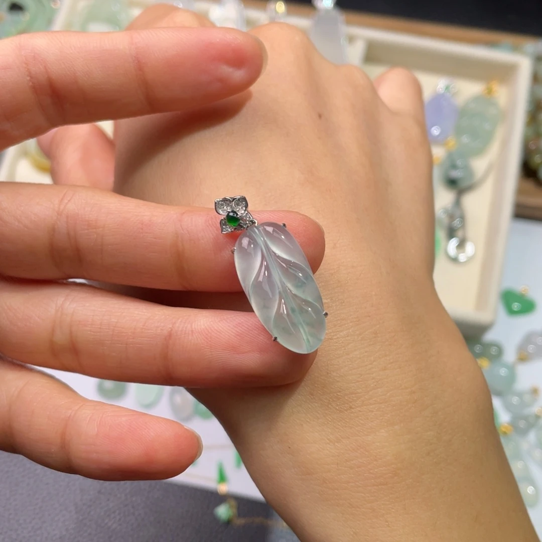 翡翠18K金镶嵌颈饰飘花叶子