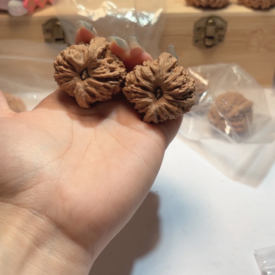 戊***空吊坠文玩核桃25号有黄