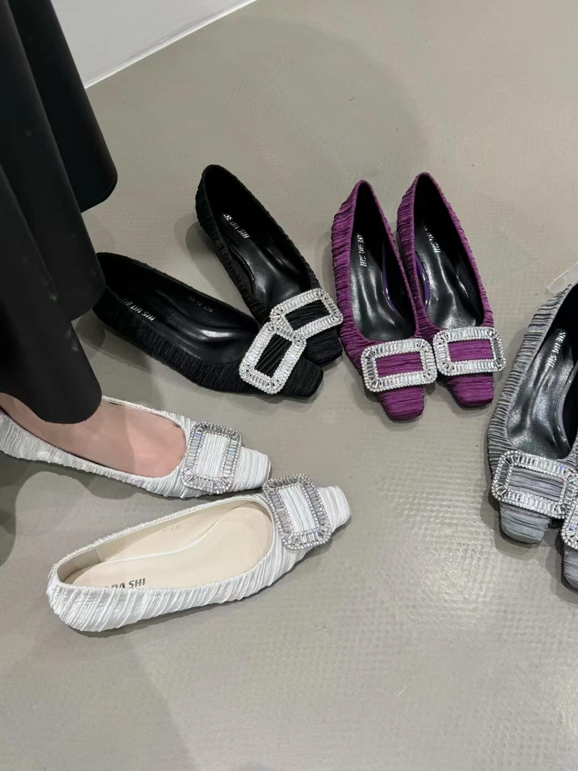 2025新款春季鞋子女时尚百搭欧美风浅口水钻方扣平底鞋单鞋女褶皱