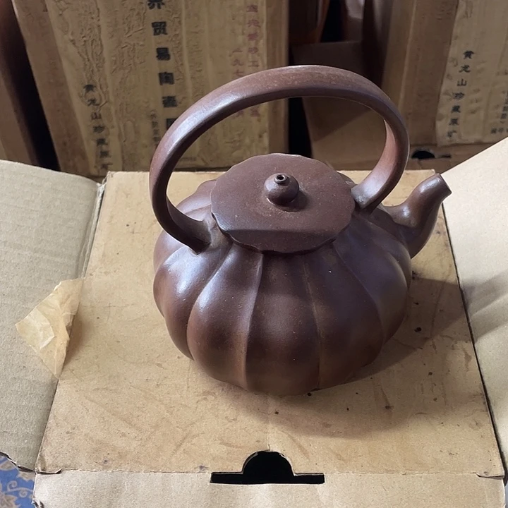 茶壶紫砂原矿泥料，手工制作的一把紫砂壶。