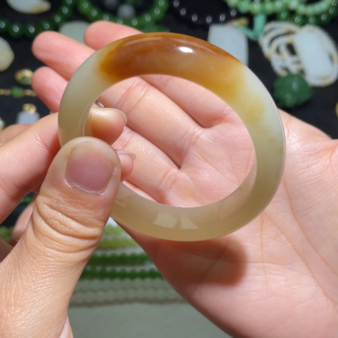 和田玉新疆且末一口糖手镯48-50圈口未镶嵌