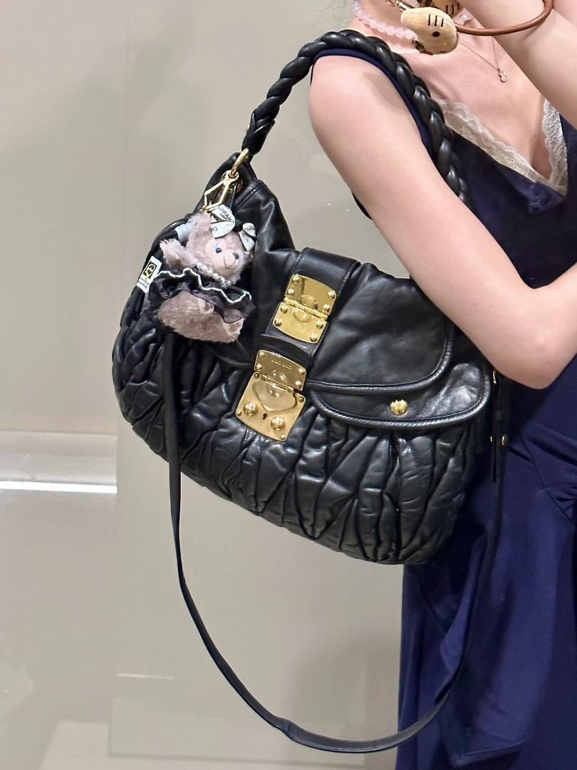 95新 MIU MIU/缪缪 miumiu 黑金泡芙斜挎包（K）
