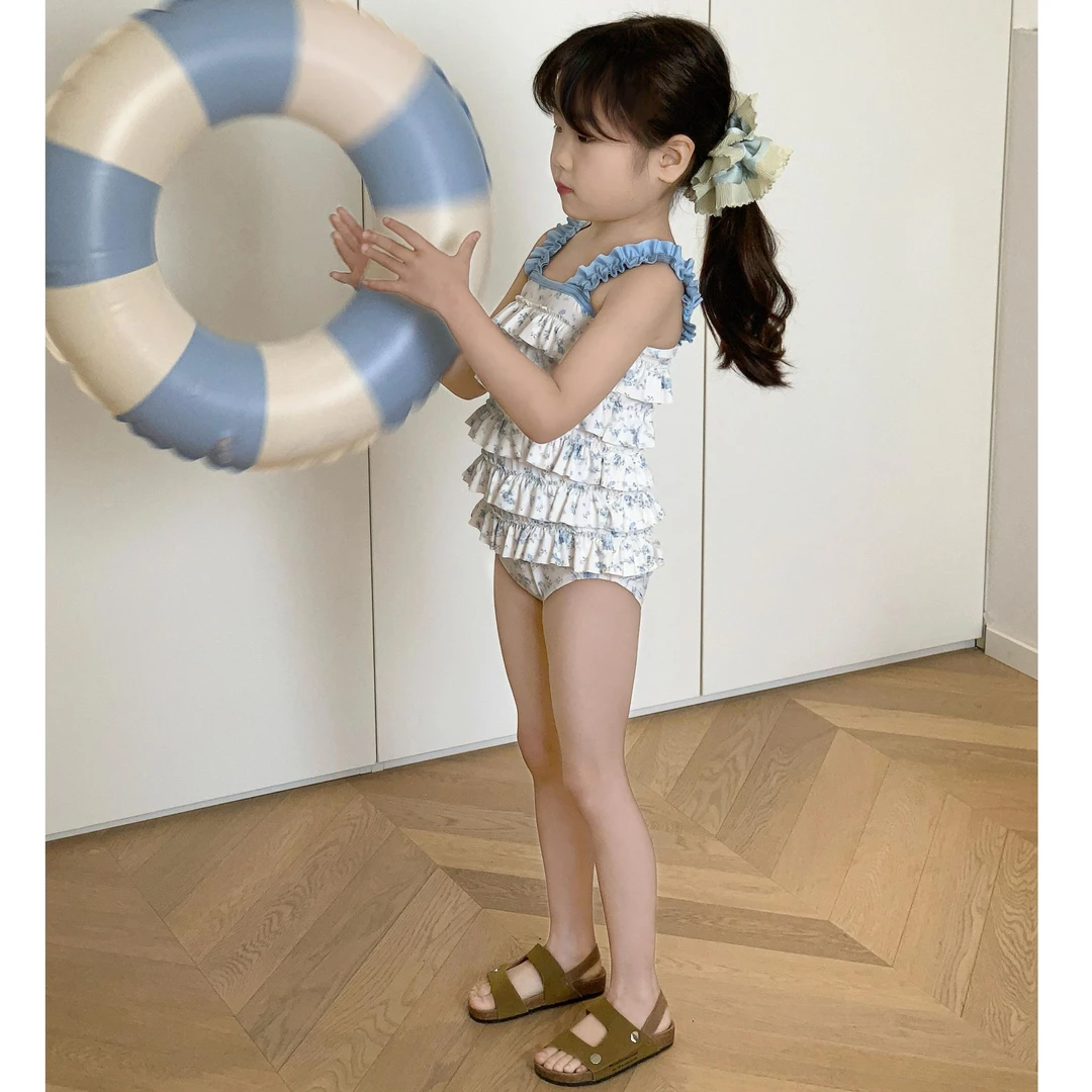 小惜亦夏季新款2025韩版童装洋气重工蓝白蛋糕花边吊带连衣泳衣