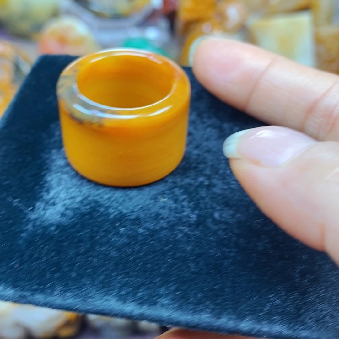 未镶嵌石英质玉（黄龙玉）颈饰