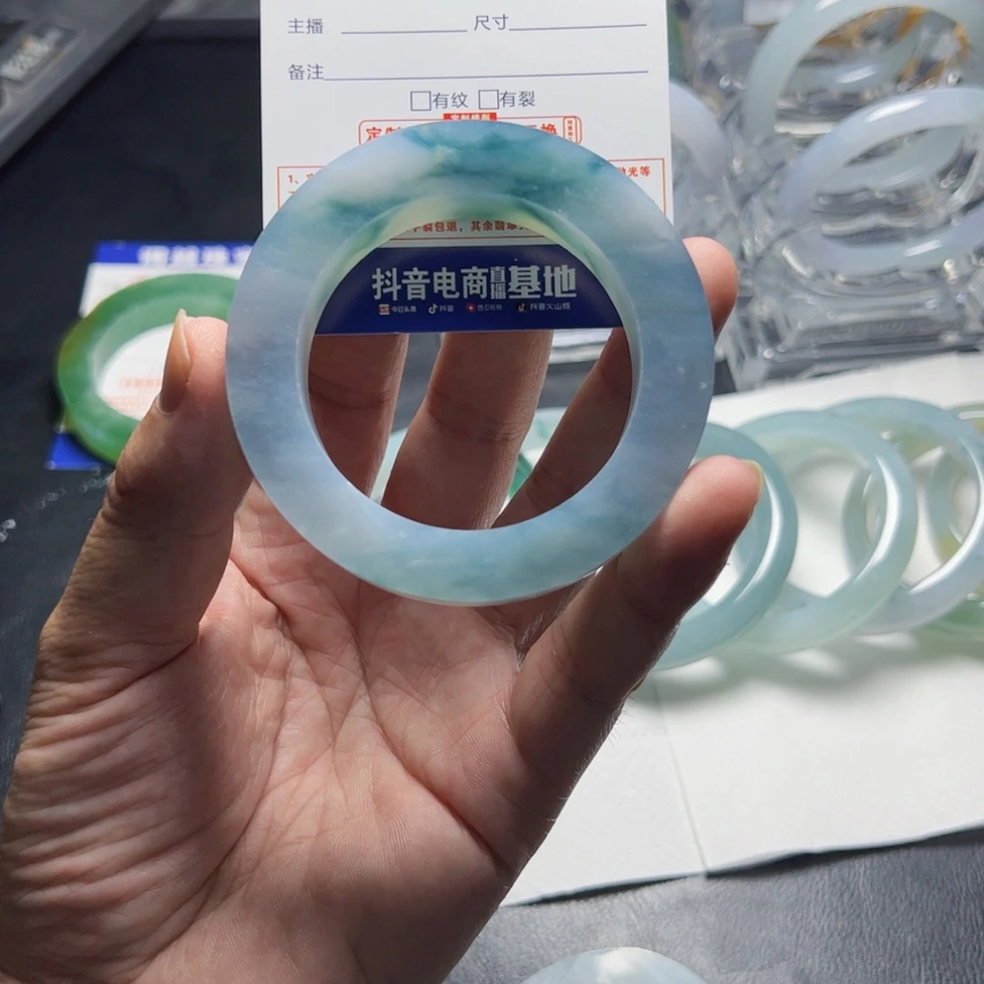 ****呀未镶嵌天然翡翠手镯定制翡翠
