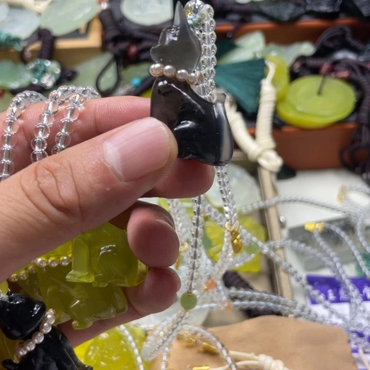 曹****蛇纹石玉未镶嵌颈饰