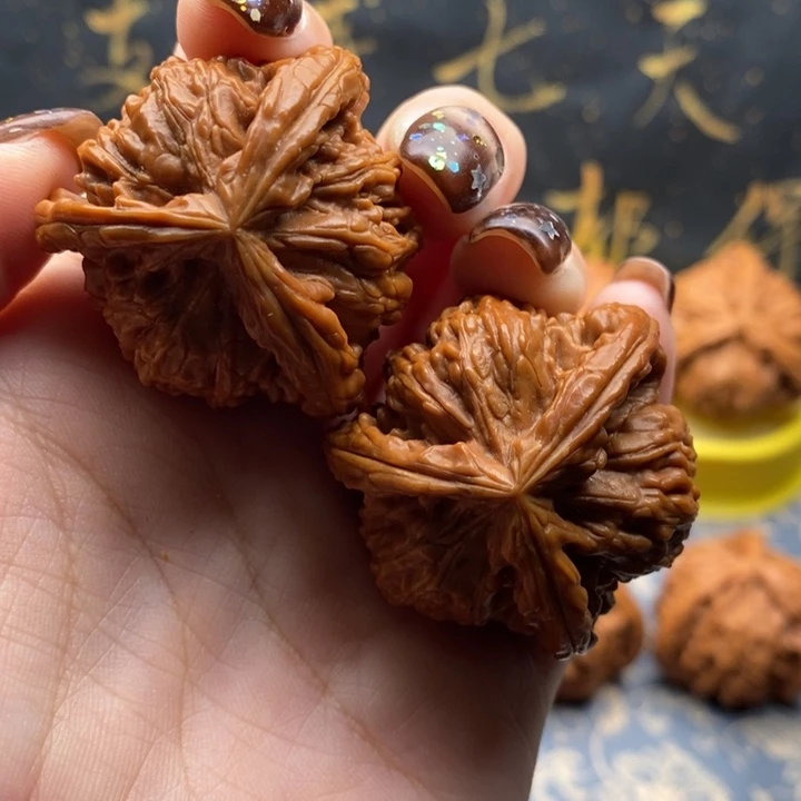 时***旧文玩核桃吊坠白狮子