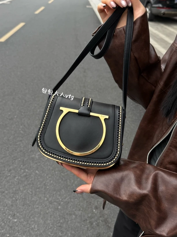 95新 FERRAGAMO/菲拉格慕 新款黑金外缝线马鞍包单肩包