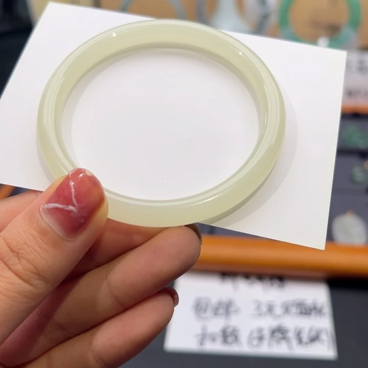 翡翠未镶嵌颈饰手镯