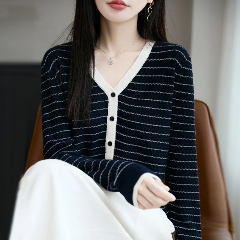 哥弟阿玛施正秋装女款爆款2025新款V领条纹针织开衫薄款长袖上衣