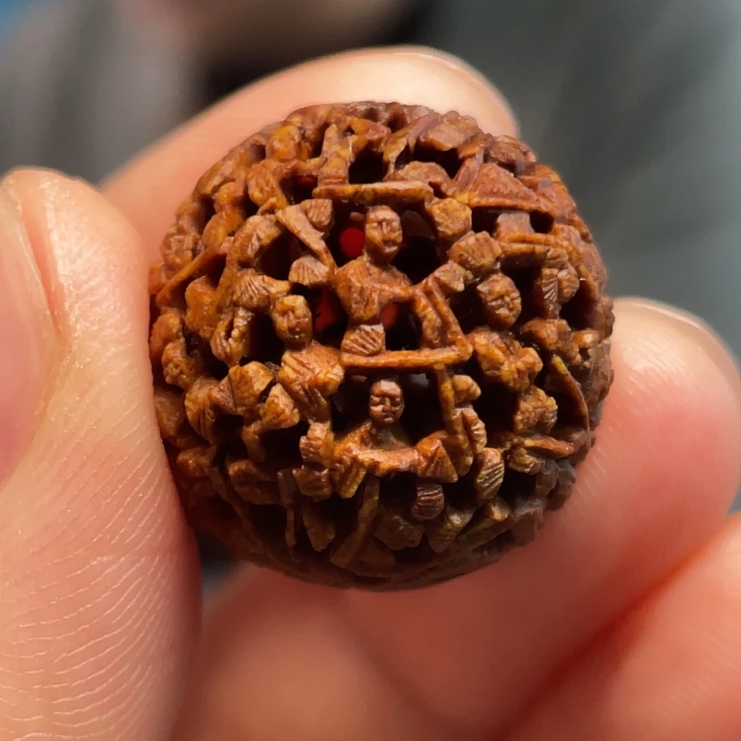 桃核细密工核雕作品